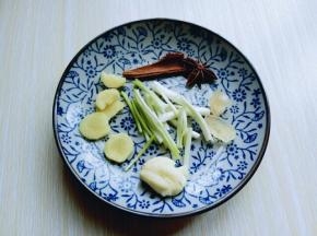 葱姜蒜去皮切碎。