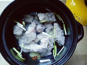 加入焯水的小排。