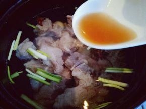 加入料酒，盖上盖子大火烧开，转小火慢炖45分钟。