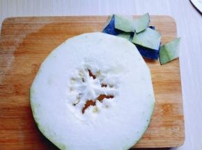 冬瓜去皮，洗干净。