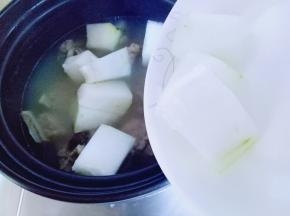 45分钟后加入切好的冬瓜，继续熬10分钟即可。