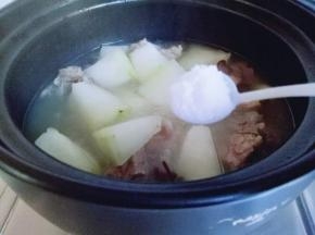 加入盐，调味出锅。