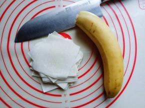 准备食材:香蕉不要特别熟的那种，稍微有一点生硬的就可以，买来的小馄饨皮。