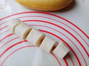 再将剥好皮的香蕉切段。