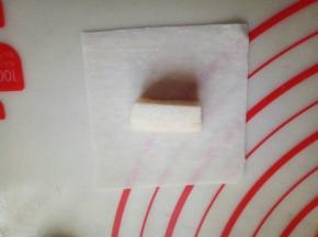 取一张小馄饨皮，放入切好的香蕉块儿。