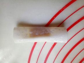 再将另一端对折，如图。8