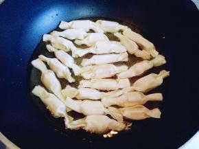 锅中加入玉米油，油温4成时加入包好的香蕉糖果，中小火慢炸。