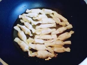 锅中加入玉米油，油温4成时加入包好的香蕉糖果，中小火慢炸。