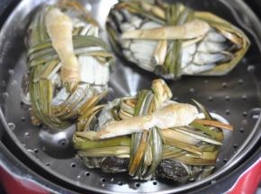 将大闸蟹背部朝上，在肚皮上放一片姜。