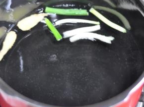 锅里加入水，放入葱和姜烧开。