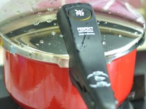 盖上锅盖蒸20分钟。