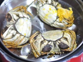 剪掉绑大闸蟹的绳子，拿掉姜片出锅。