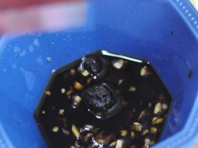 切些姜末，放入醋和红糖搅匀就是蘸料了。