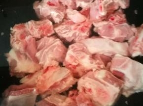 冷水入锅，出水，倒入料酒去腥，水烧开后煮几分钟捞出沥干水