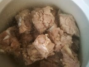 将出过水的排骨直接放入电炖锅内