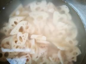 将藕切小块，这样熟得快，节省时间，放入水中洗净捞出沥干水