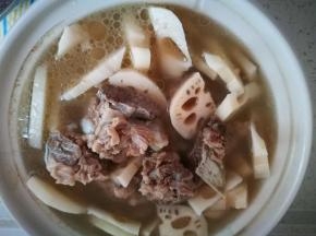 快炖1小时后，将莲藕放入，盖盖接着快炖，直到烧开