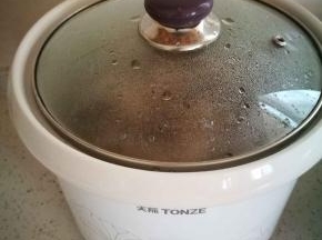 烧开后，将开关调到自动档，炖90分钟左右，试试莲藕，熟了，加盐关火！切记不要一直快炖，会炖干的。
