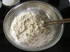 除黄油外的面团材料放一起搅匀。