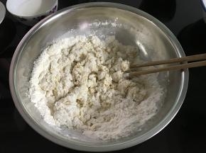 除黄油外的面团材料放一起搅匀。