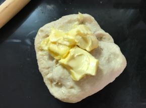 加入软化黄油。