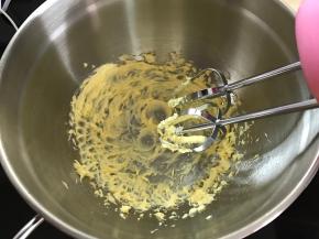 先来做葱馅，黄油打软化后搅打至发白，体积稍膨大。