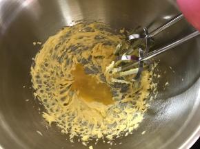 分3次加入鸡蛋液搅打均匀，每一次要等蛋液完全搅打均匀才能加入下一次。