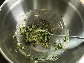 葱洗净沥干水分，切碎加入黄油中。拌匀后待用。