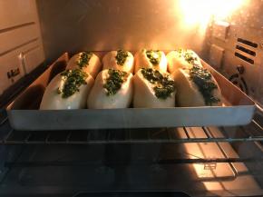 放入预热好的烤箱，180度，中层，上下火，25分钟左右。