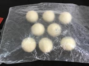 滚圆后盖上保鲜膜松弛15分钟。