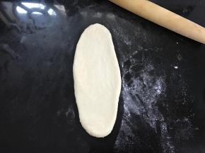 取一个面团擀成椭圆形。