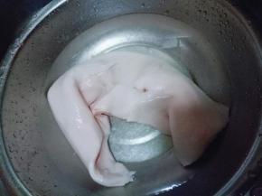 首先将猪板油温水清洗干净。