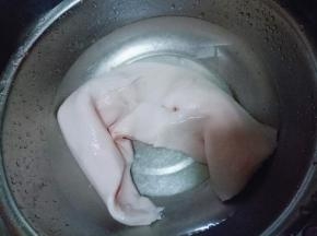 首先将猪板油温水清洗干净。