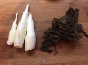 准备食材，茭白洗净，咸菜切碎