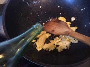 鸡蛋炒熟加入料酒
