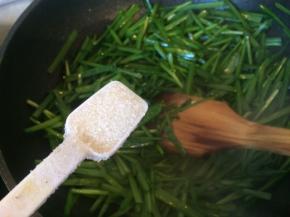 锅中热油加入韭菜加入白糖翻炒