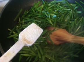 锅中热油加入韭菜加入白糖翻炒