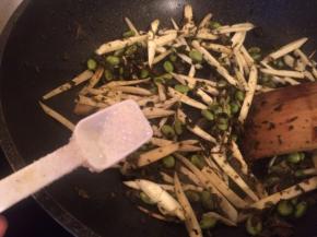 加入茭白炒软加入白糖