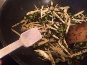 加入茭白炒软加入白糖