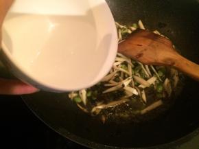 加入半碗水烧开即可