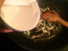 加入半碗水烧开即可