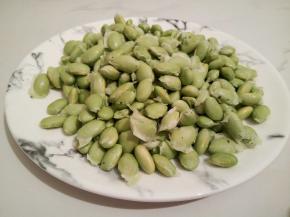 毛豆剥壳，