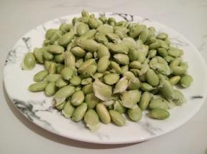 毛豆剥壳，