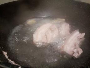 锅里加水，加生姜，料酒，焯水