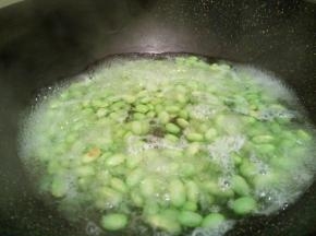 毛豆也焯水至8分熟