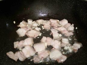 再加五花肉煸炒出肥油