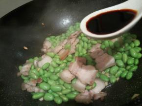 加毛豆翻炒，就生抽