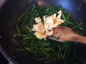 加入鸡蛋块翻炒均匀加入适量水煮开即可