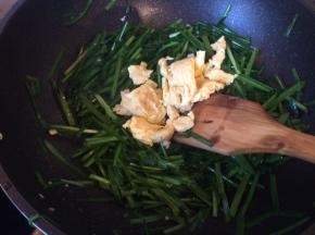 加入鸡蛋块翻炒均匀加入适量水煮开即可