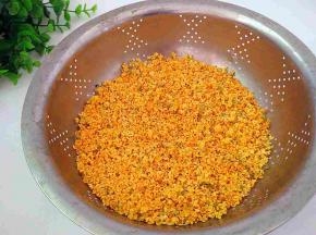  先把桂花摘下来